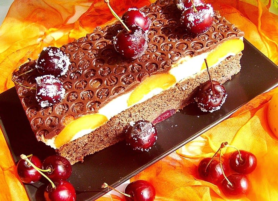 Negresă cu fructe şi cremă de iaurt