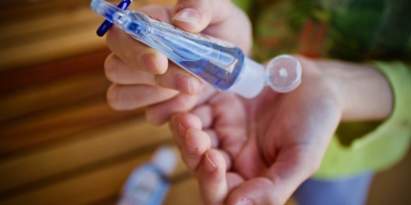 Ο ΕΟΦ αποσύρει από την αγορά τρία αντισηπτικά προϊόντα