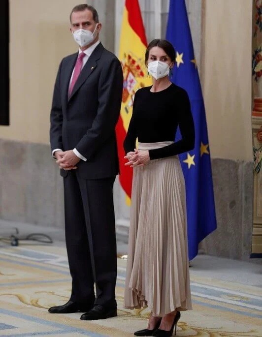 Queen Letizia wore a pleated skirt from Massimo Dutti, and lace capri blue pre-order errings from Rod Almayate