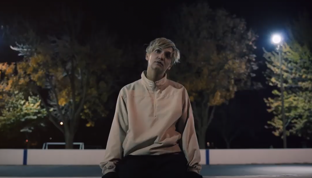 Photo de Sloan Lucas extraite de son clip Mauvaise Nouvelle