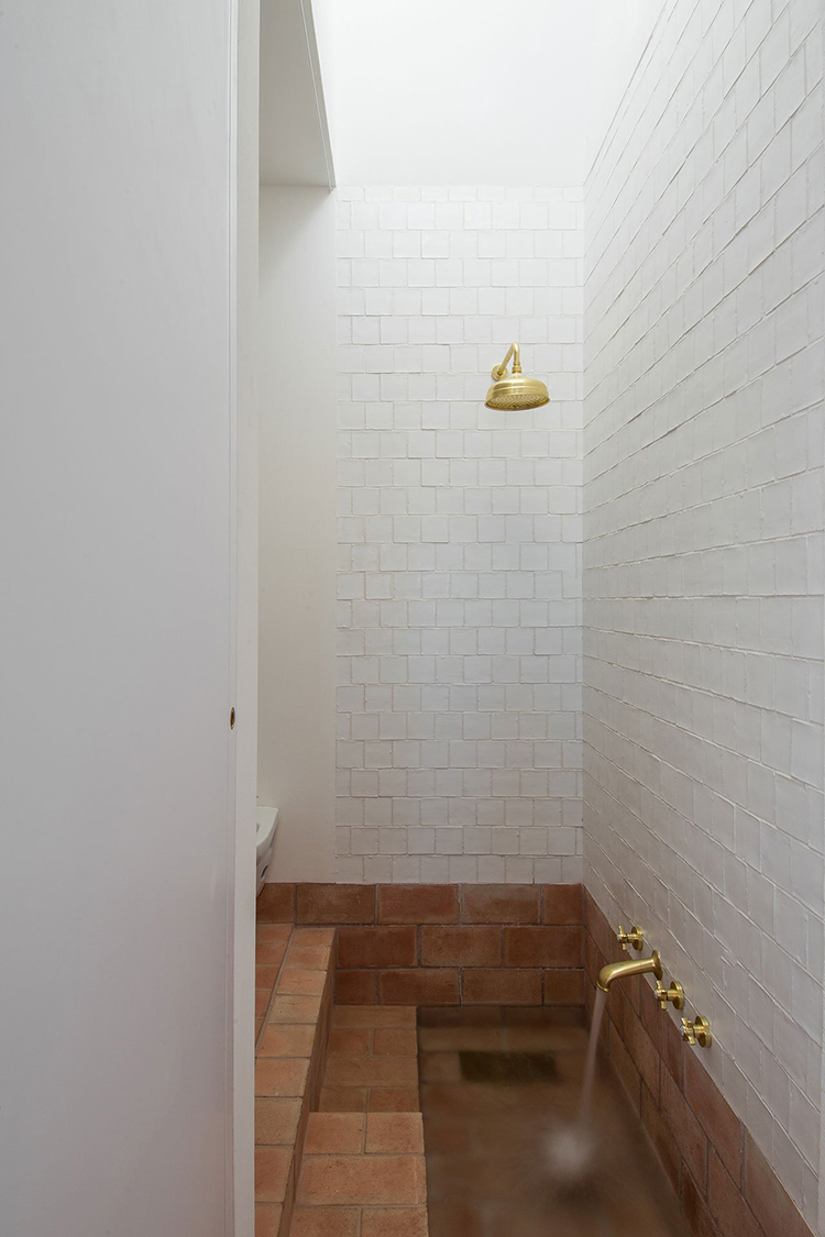 Built-in recessed bathtub with terra cotta tiles in Casa Modesta in Portugal