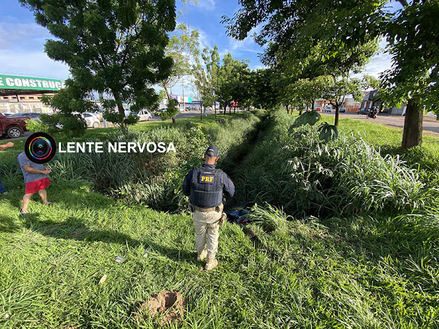 Médica perde controle da direção e cai com carro em córrego na Avenida Jorge Teixeira – VÍDEO