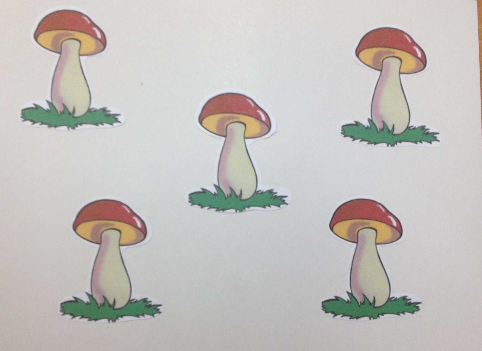 Маши решила посчитать все собранные грибы. «Грибы для белки» (Комарова, с.36). Занятие для малышей грибочки. Раздаточный материал грибы в детском саду. Рисунки грибов.