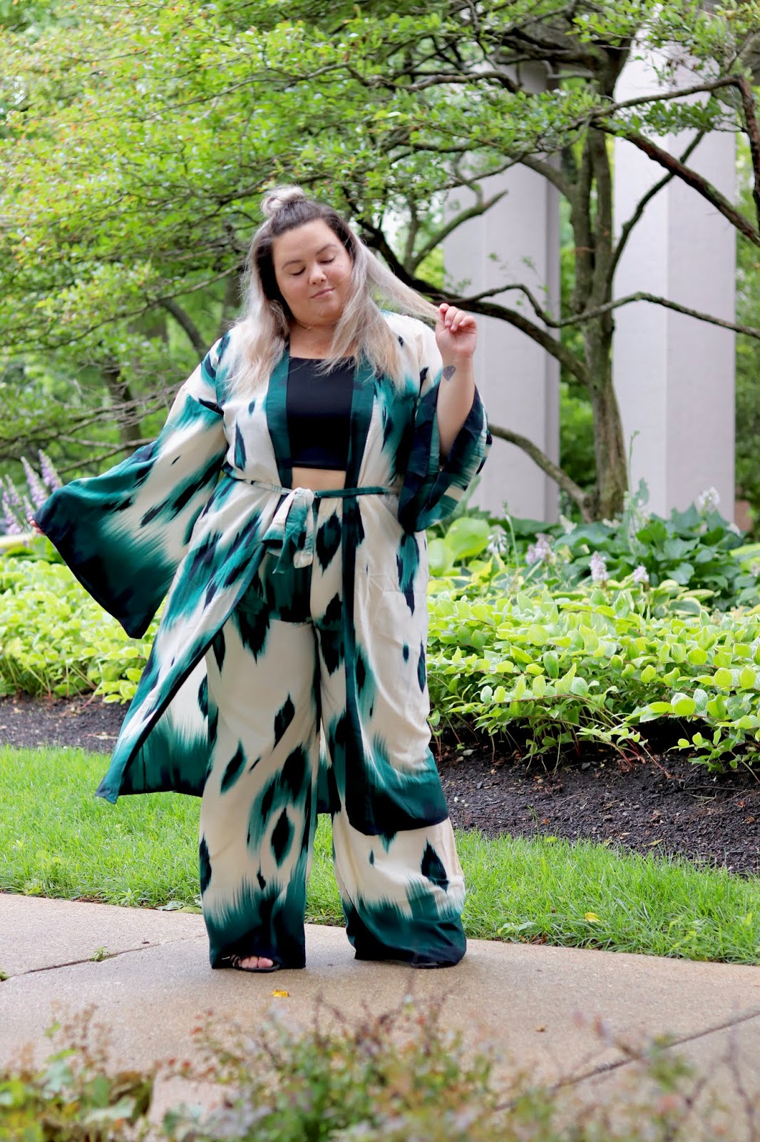 Chicago Plus Size Petite Fashion Blogger Natalie in the City wears a matching kimono and pant set. 