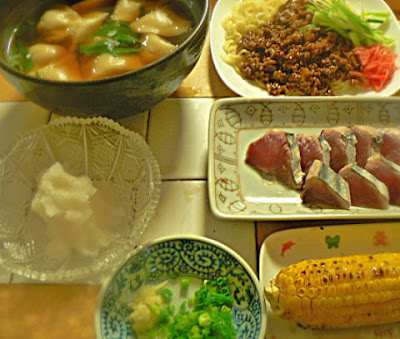 夕食の献立　ジャージャー麺　カツオ　餃子スープ　焼トウモロコシ