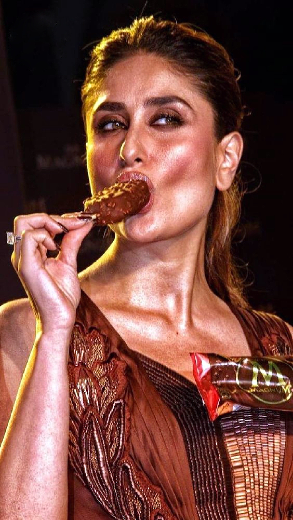 [hot] Kareena Kapoor Absolutely Enjoying Her Magnum Ice Cream Hd Stills And