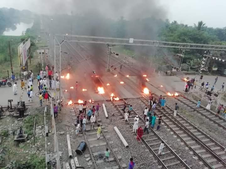 লুটেরাদের হাতে উলুবেড়িয়া স্টেশন, স্টেশনের কাউন্টার থেকে লুট চার লাখ টাকা, ভাঙচুর ৮`টি কম্পিউটার 1 লুটেরাদের হাতে উলুবেড়িয়া স্টেশন, স্টেশনের কাউন্টার থেকে লুট চার লাখ টাকা, ভাঙচুর ৮`টি কম্পিউটার