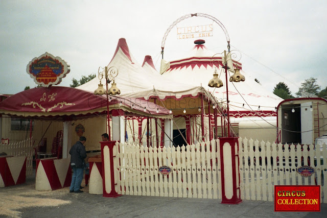 Entrée et façade du cirque du cirque Louis Knie 
