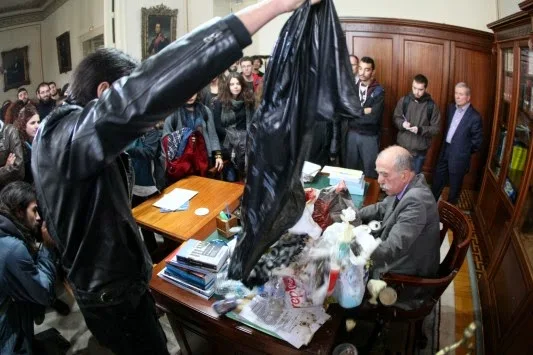 Φοιτητές άδειασαν σακούλες με σκουπίδια πάνω στον αντιπρύτανη! (ΦΩΤΟ)