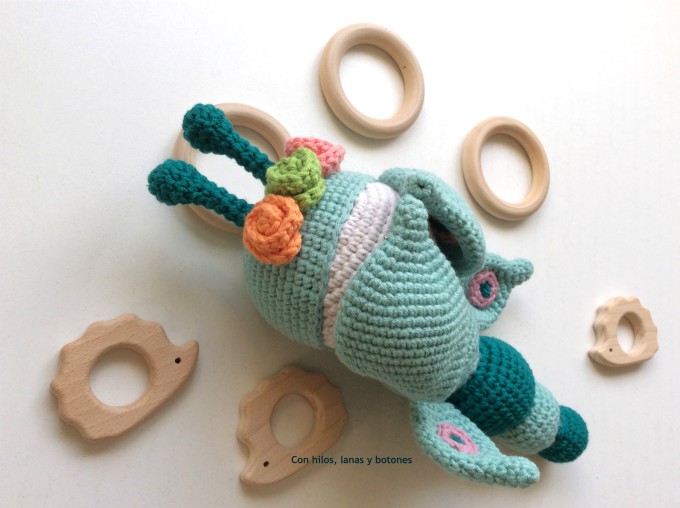 Con hilos, lanas y botones: Leti mariposa amigurumi (patrón Cucapuntoes)