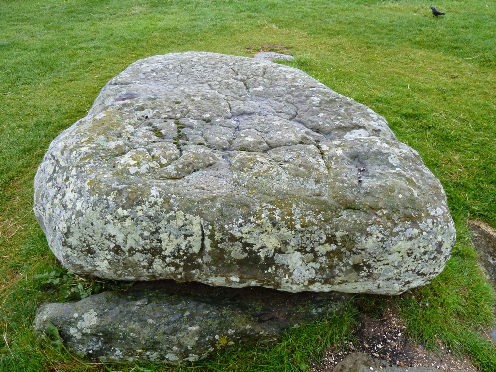 14 stone. Камень Стоунхендж лицо. Тмутараканский камень. Тмутараканский камень фото. Трилиты.