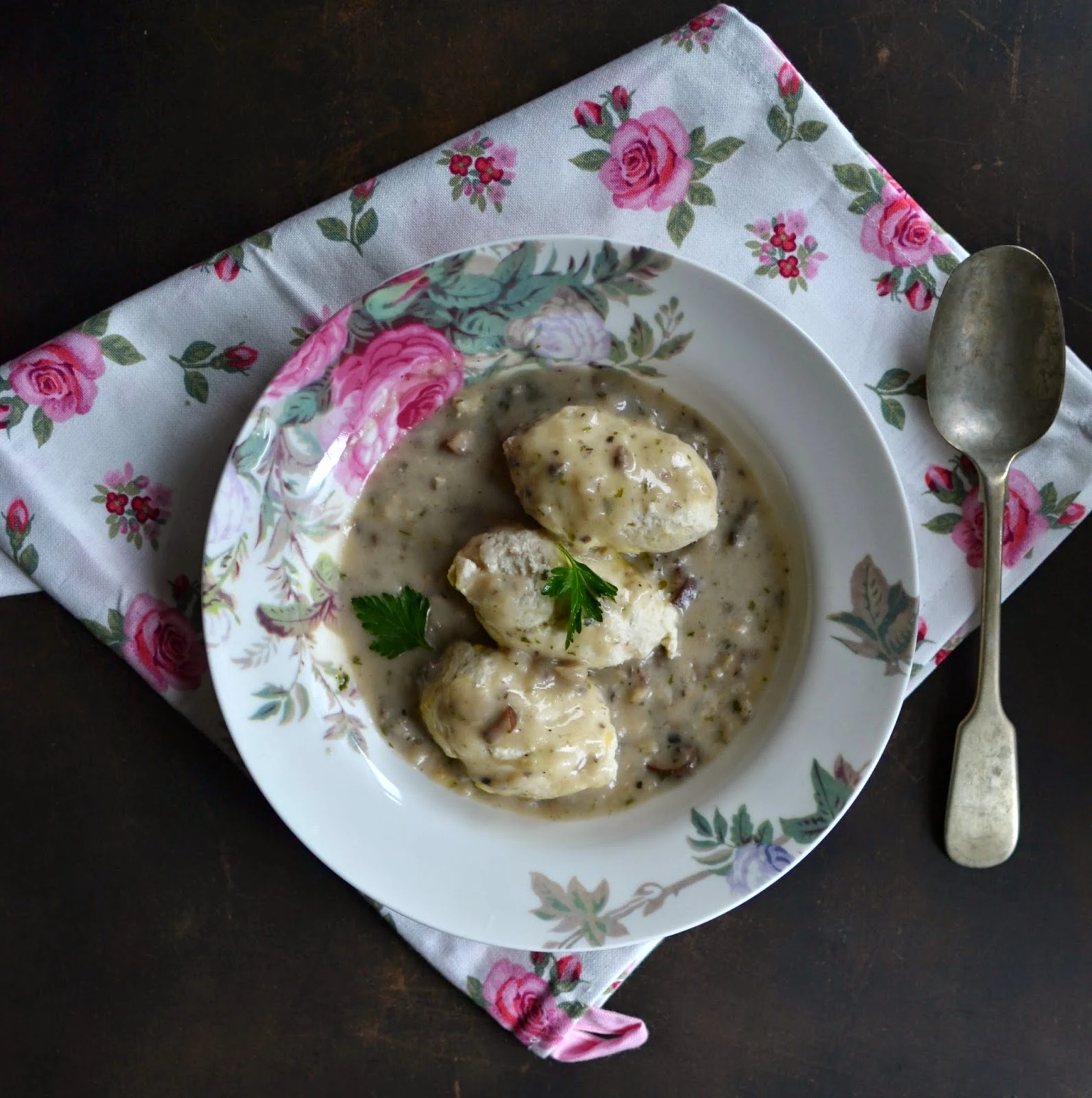 Un plat de quenelles au poisson servi avec une sauce délicieuse