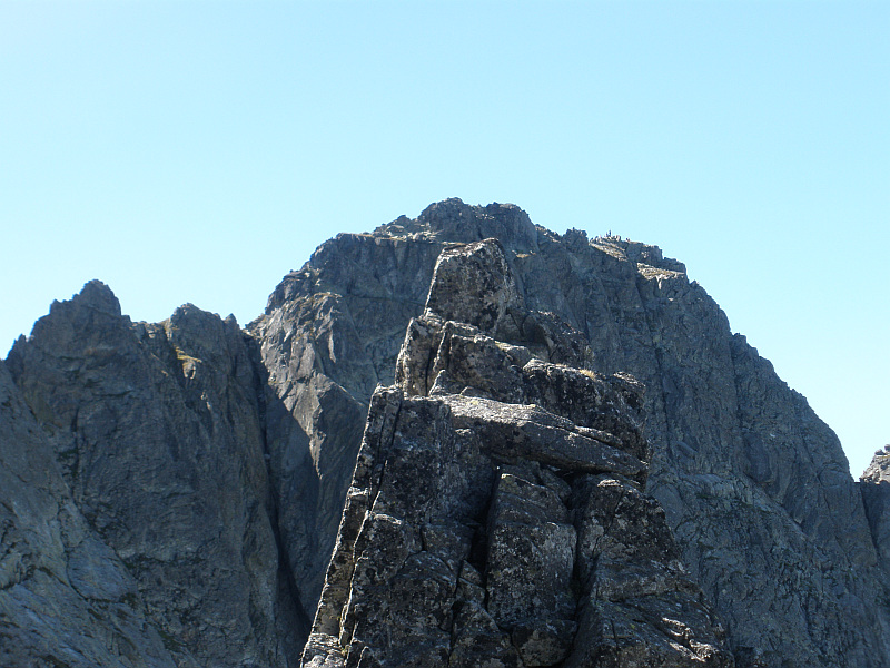 Czarny Mniszek (2178 m n.p.m.), na drugim planie Kozi Wierch (słow. Kozí vrch, 2291 m n.p.m.).