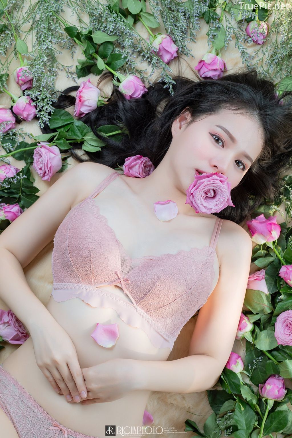 Image-Thailand-Cute-Model-Tuktick-Ponthip-Tantisuwanna-Girl-On-Flower-TruePic.net- Picture-17