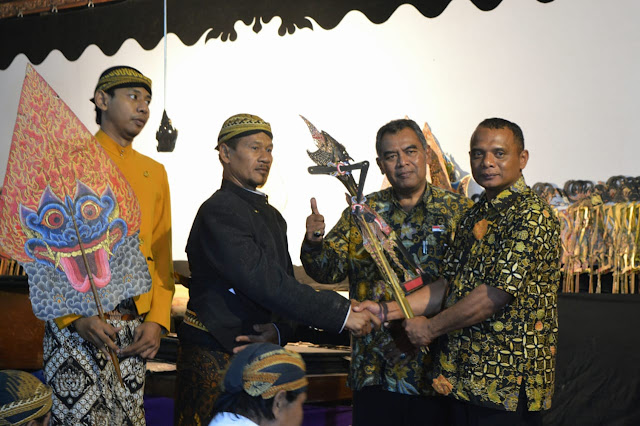 Ribuan warga Jimbung Nikmati Kesenian Wayang Usai TMMD Ditutup