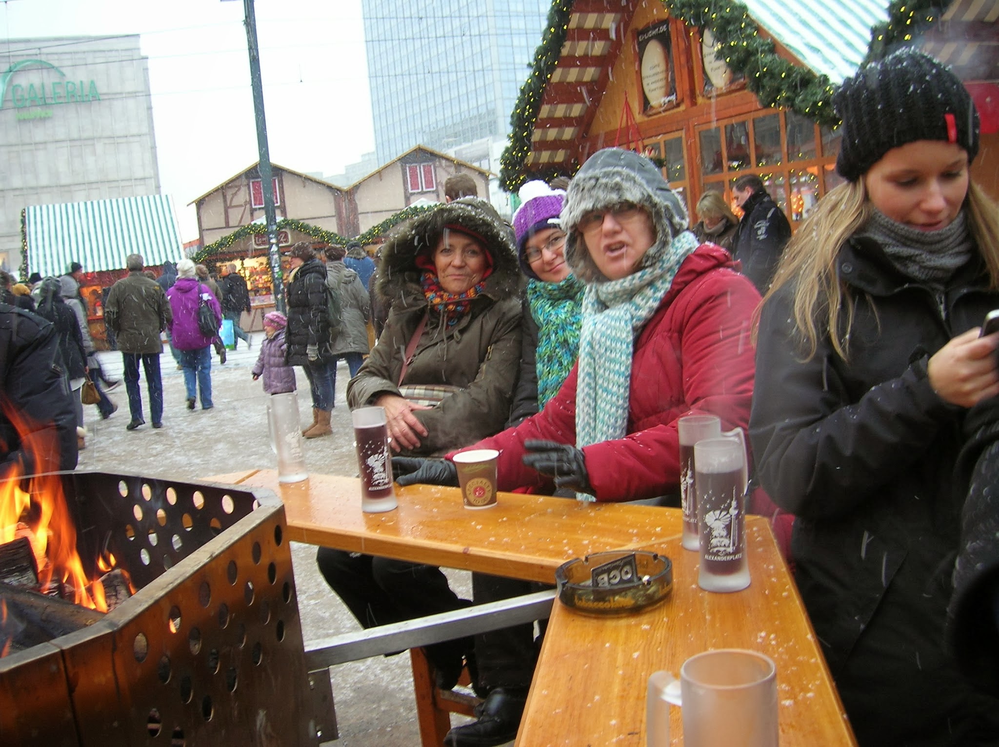 Tomando un Glühwein en Alexander Platz, Berlin, Alemania, round the world, La vuelta al mundo de Asun y Ricardo, mundoporlibre.com