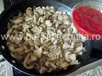 Tocanita de ciuperci cu pui preparare reteta - turnam pasta de tomate