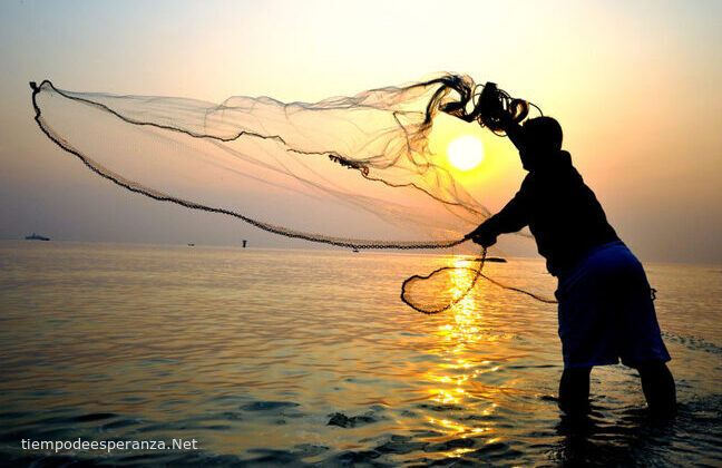 Pescador echando la red