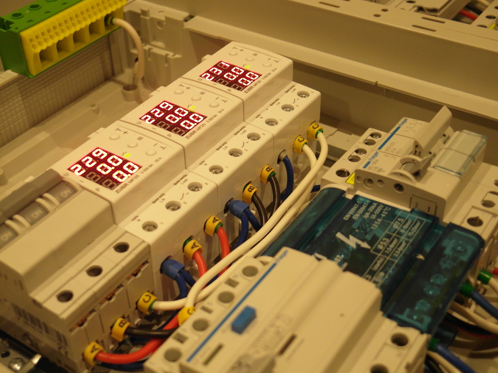 Сборка трехфазного щита для таунхауса с новыми Зубрами