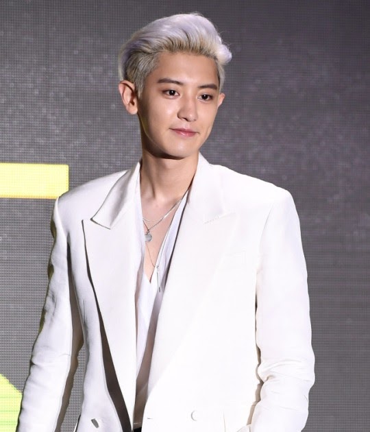 EXO's Chanyeol to enlist in the army next month