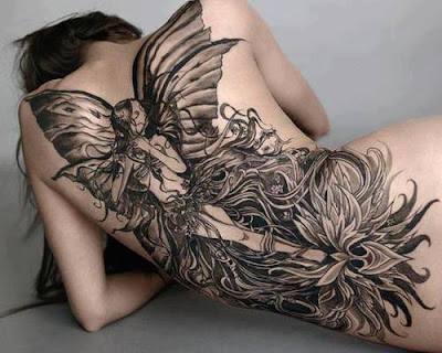 Tatuaje femenino de hada gigante en la espalda