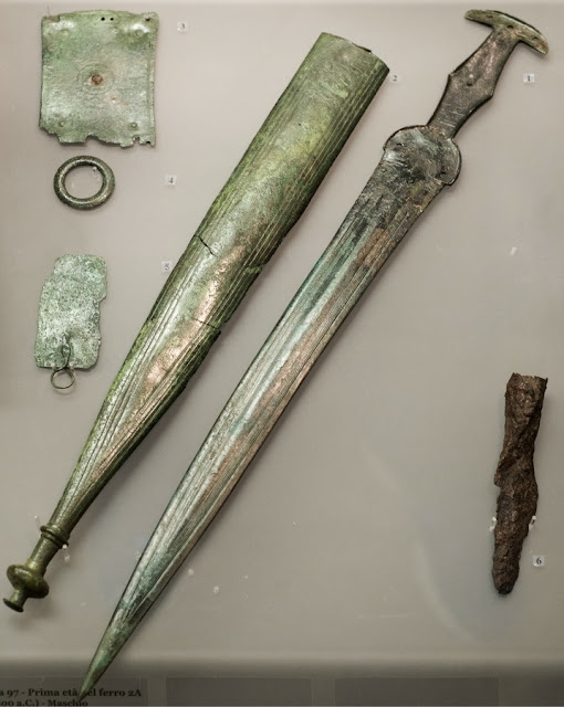 Бронзовый меч с ножнами из погребения 97 некрополя Торре дель Мордилло, 870–800 годы до н.э. Вилла Джулия, Рим
