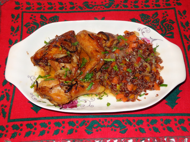 PORCIONES: 4 INGREDIENTES 4 lb. whole chicken, cut in 8 pieces 1 small yellow onion cut in strips 1½ cups water BEAN CURD SAUCE 1 tbsp. fermented bean curd (1 cube) ½ cube chicken bouillon without monosodium glutamate 2 tbsp. hot water 4 garlic cloves, minced 1 tbsp. minced ginger 2 tbsp. soy sauce 1 tsp. Thai fish sauce ¼ tsp. ground black pepper ¼ tsp. lemon grass powder ½ tsp. salt 2 tsp. paprika 1 tsp. hot sesame oil 2 tsp. sesame oil 1 tbsp. vegetable oil PROCEDURES Make the sauce. In a bowl, dissolve the fermented bean curd, chicken bouillon in 2 tbsp. hot water. Add the rest of the ingredients and mix well. Place the chicken in a baking pan; mix it with the yellow onion and the sauce. Let it marinate for 2 hours. Preheat the oven at 400°F / 204°C Add the 1½ cups of water at the bottom of the baking pan. Cook the chicken for about 45 minutes and Low Broil for about 15 minutes until is golden brown. Serve it with the natural juices or strain into a small pot and thick it with a bit of cornstarch dissolved with water. Bring it to a boil, lower the flame and cook for 1 minute. THAI JASMINE RED RICE WITH VEGETABLES PORTIONS: 2 INGREDIENTS ½ cup red Thai jasmine rice ½ tbsp. vegetable oil ¼ cup diced yellow onion 1 garlic clove, minced 1 tsp. minced ginger ¼ cup red pepper ¼ cup orange pepper ¼ cup diced carrots ¼ cup diced celery ½ tsp. salt 2 cups water PROCEDIMIENTO In a small pot heat the oil and stir fry onions, garlic and ginger. Add and cook vegetables for 2 minutes. Incorporate the rice, water, salt and mix. Bring the water to a boil, reduce flame and cook slowly until water has been absorbed.