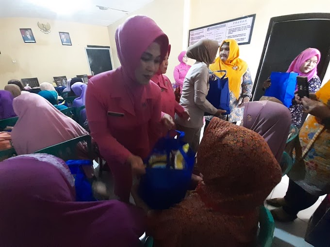 Kunker ke Polsek Candi, Ketua Bhayangkari Kota Sidoarjo Bagikan Sembako untuk Warga