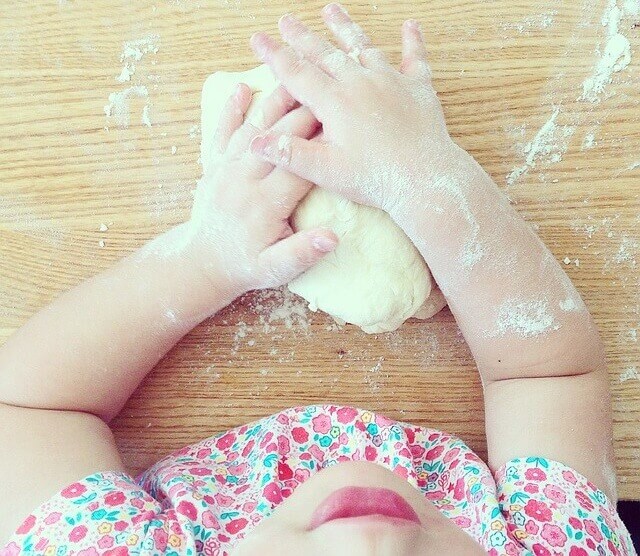 niña cocinando recetas para niños