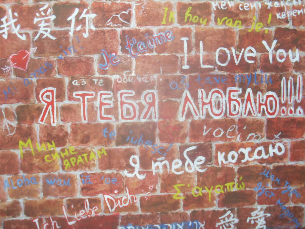 добро пожаловать на разных языках. стена на разных языках. стена на разных языках. 2000 в париже на монмартре появилась «стена любви». креативные надписи в интерьере.