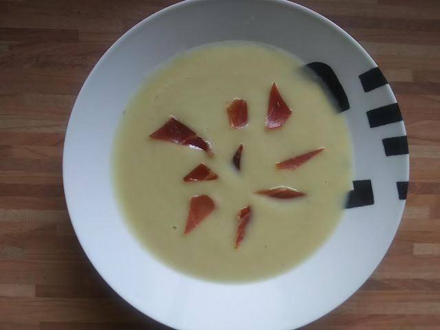 Crema de calabacín blanco con gouda y jamón