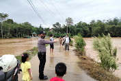 Polisi Pantau Langsung Kondisi Banjir Yang Merendam Areal Persawahan