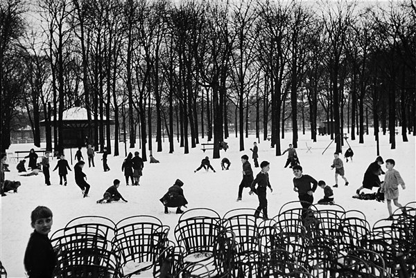 “First snow”, Paris, 1955 ©Edouard Boubat