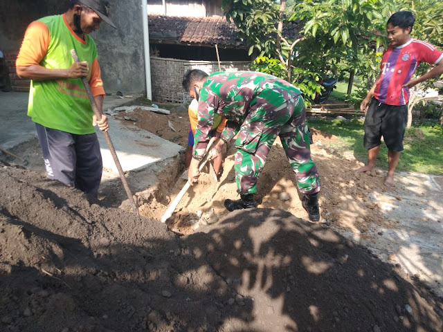 Kebersamaan Babinsa Desa Sigit  Karya Bakti Bantu Warga Bangun Rumah