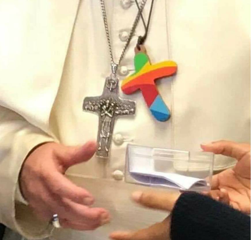 MiL Messainlatino.it Il Papa con la croce a colori un simbolo andino?