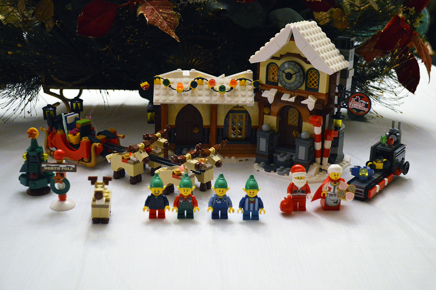 Bricks, Pix, and Panels: Lego Review: 10245 Santa's Workshop