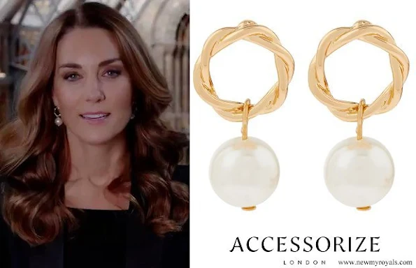 Kate Middleton is wearing a pair of Accessorize London, the British brand’s pearl rope drop earrings