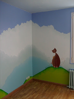 peinture sur un mur de chambre d'enfant nuages maison et chat style naïf par mimi vermicelle tout son univers créatif