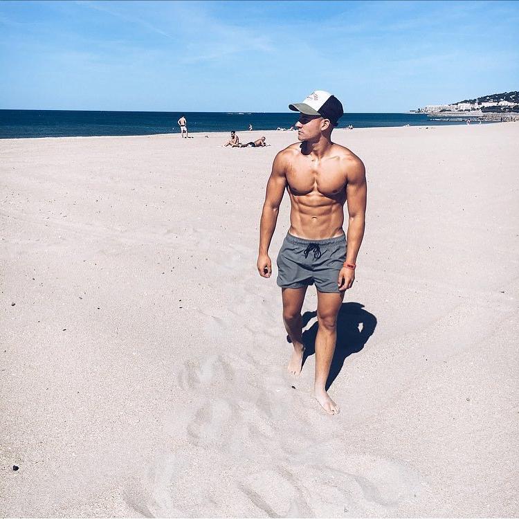 shirtless-fit-muscle-hunk-beach
