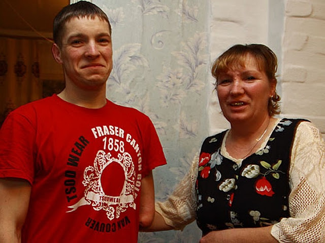 Женщина бросила своего сына в роддоме, а через 20 лет он ее нашел, чтобы отблагодарить