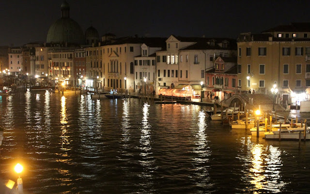 Vistas nocturnas del Gran Canal de Venecia