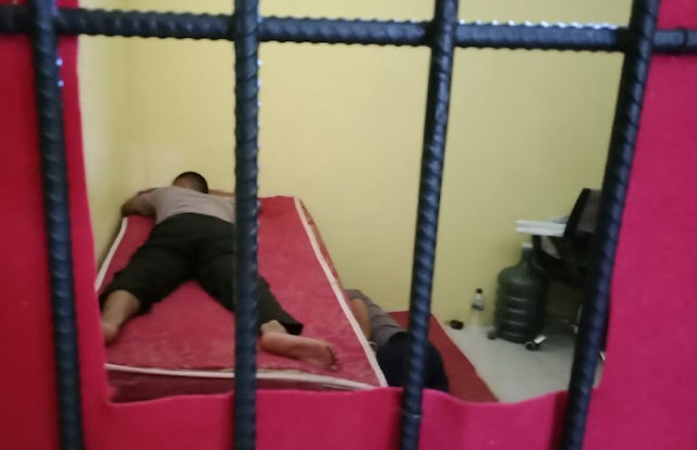 Dua Oknum Polisi Yang Bogem Orang Gila Ditahan di Sel Propam Polres Aceh Timur Mei 25, 2020