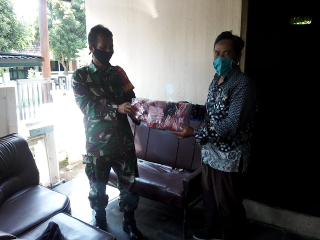 Peduli Sesama, Babinsa Bentak Bagikan Masker kepada Warga Binaan