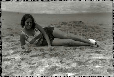 foto antigua de chica bañista en playa de san sebastian