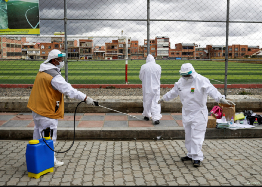 Trabajadores de la salud desinfectan a un colega en El Alto, Bolivia, en medio de un repunte de la pandemia de coronavirus en el país, el 16 de enero de 2021 / REUTERS