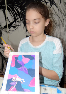 Criança pintando na oficina de Desenho Daniel Largo do Machado
