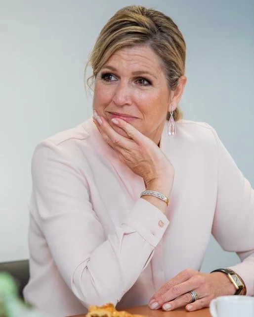 Queen Maxima's new outfit is from the fashion house Natan. Natan wide-leg trousers, Steltman earrings