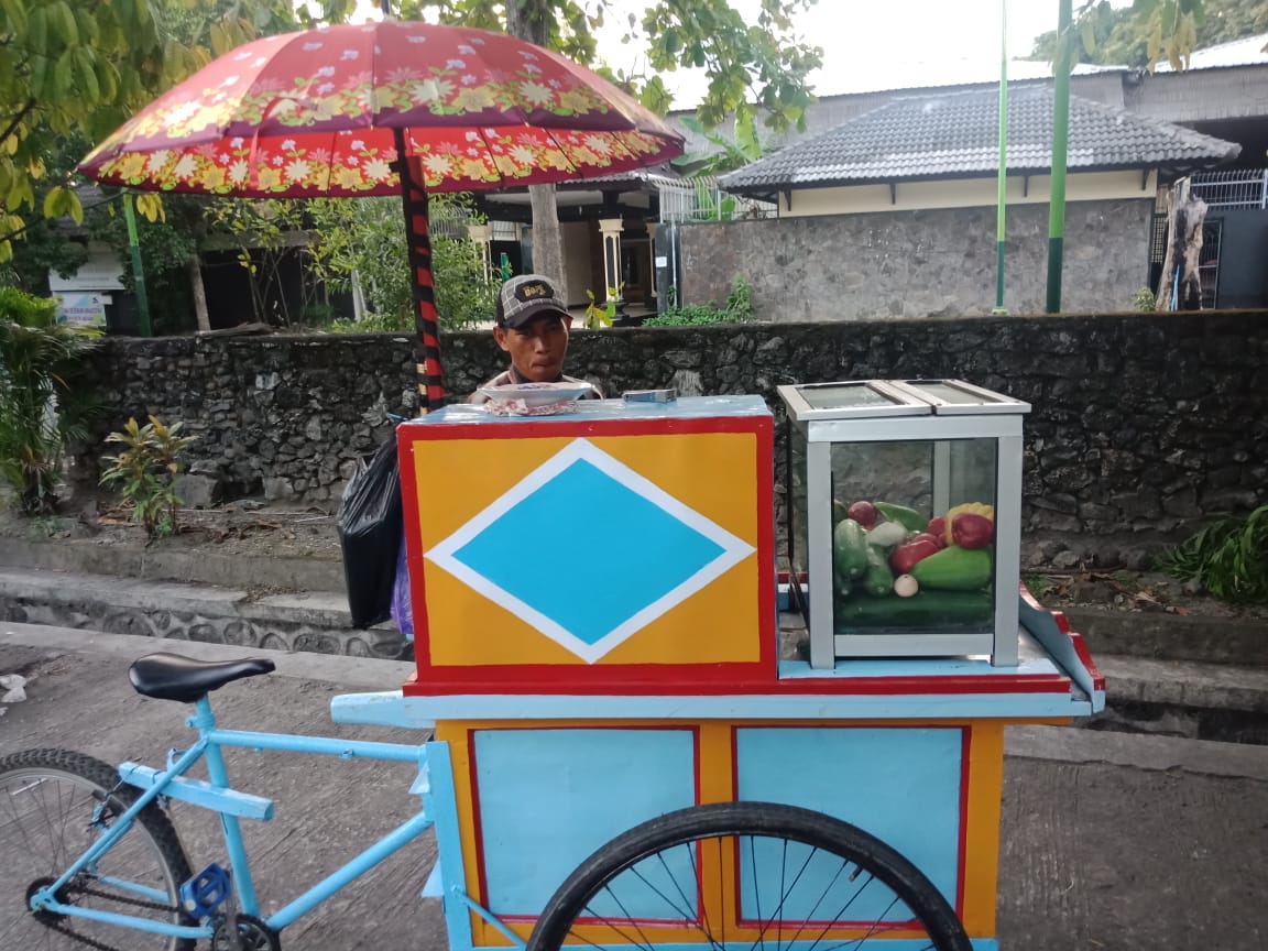 Mengayuh Sepeda Menekuni Usaha Rujak Suara Bumigora