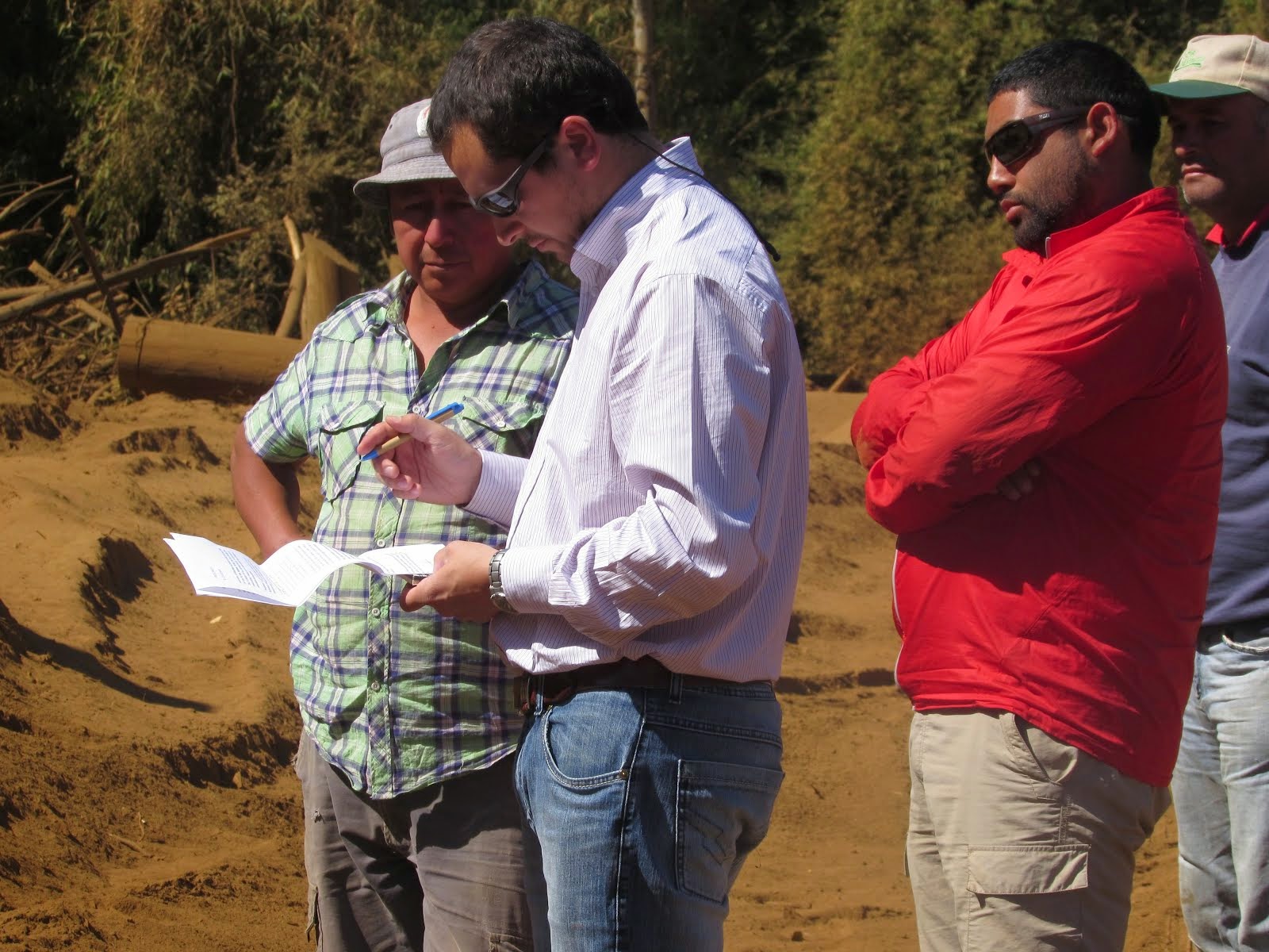 Representante de la Forestal Arauco-Valdivia, recibe carta de los Comuneros Mapuches de Lumaco