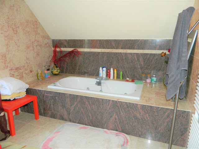Luxueus afgewerkte badkamer in marmer. Luxueus afgewerkte badkamer in marmer.